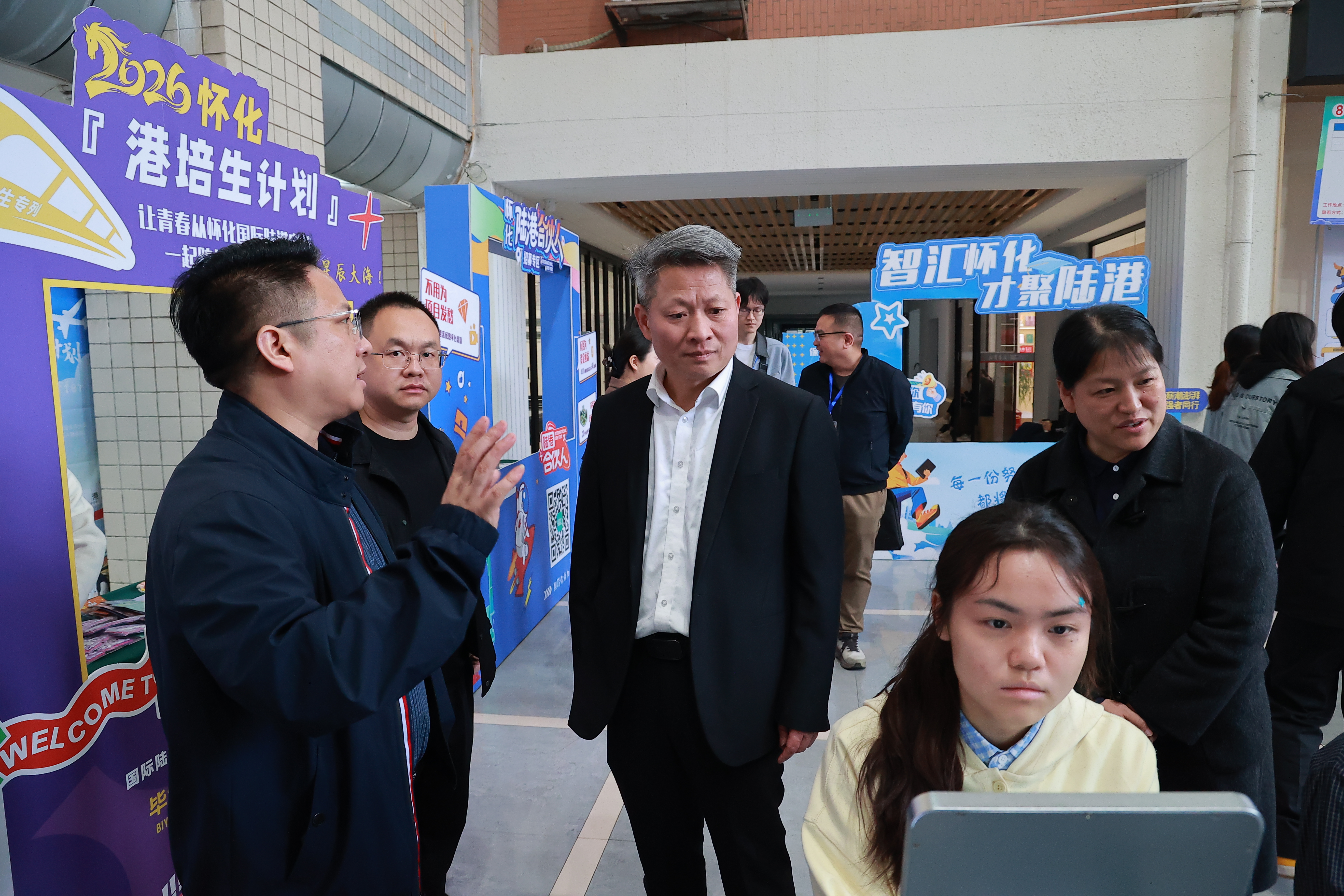 企业向怀化人社、2026年世界杯官网招就处负责人介绍招聘情况.jpg
